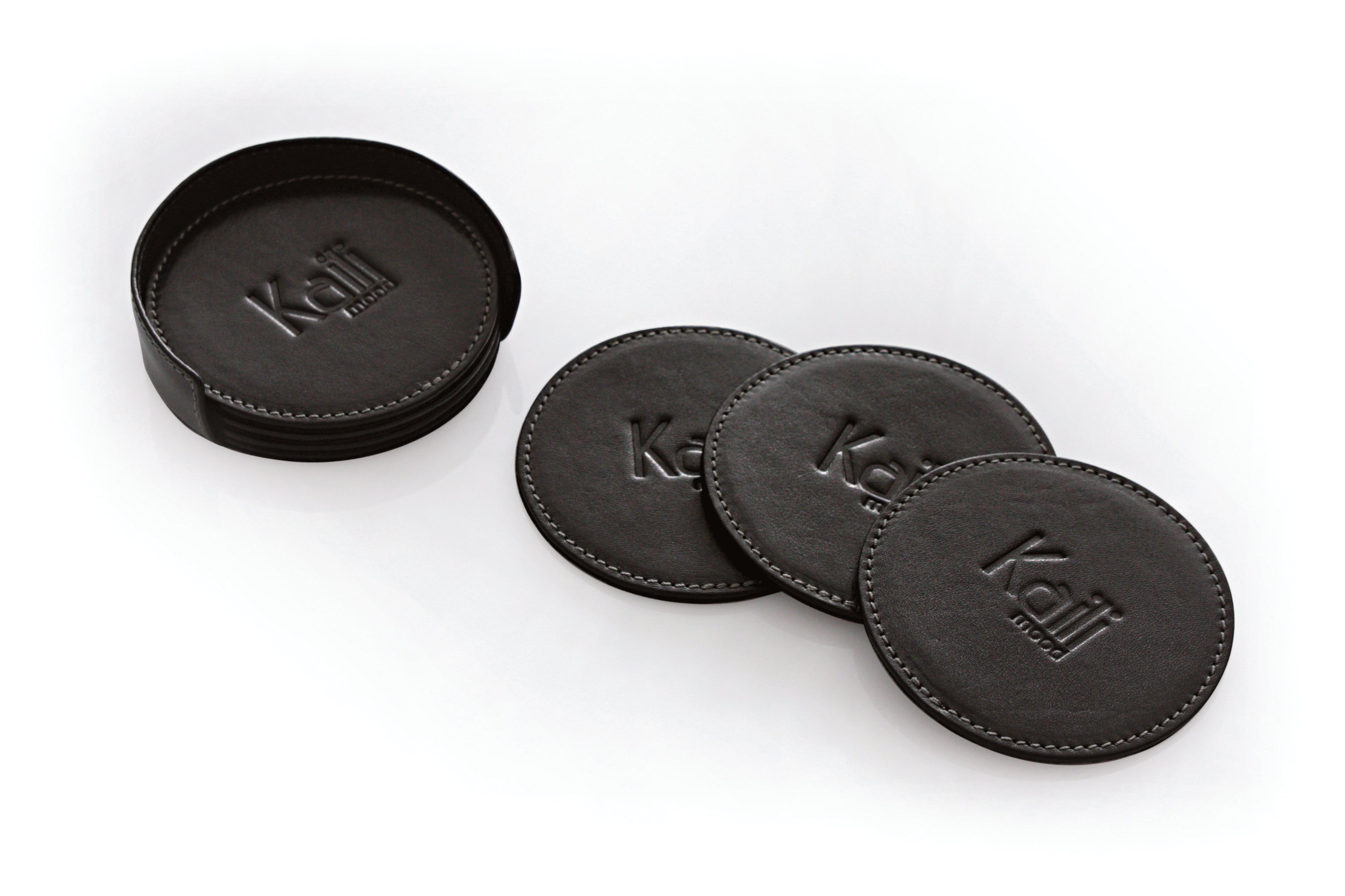 K0007AB | 6-piece Under Glass Set made of genuine full grain leather, smooth. Under glasses size: ø 9 cm, Under glasses holder size: ø 9 x 3.0 cm.  Packaging: Tnt bag