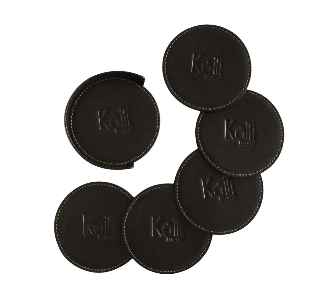 K0007AB | 6-piece Under Glass Set made of genuine full grain leather, smooth. Under glasses size: ø 9 cm, Under glasses holder size: ø 9 x 3.0 cm.  Packaging: Tnt bag