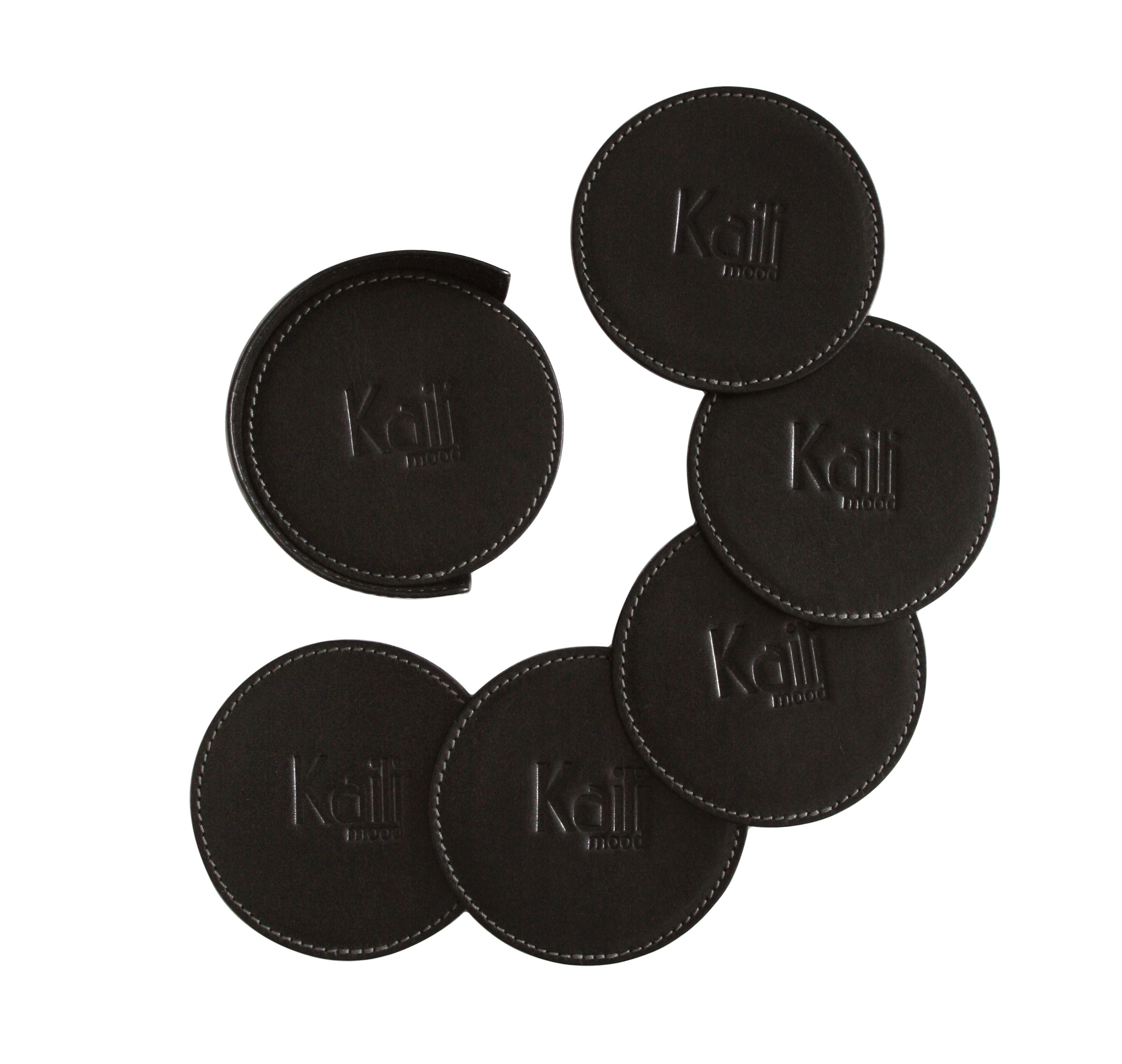 K0007AB | 6-piece Under Glass Set made of genuine full grain leather, smooth. Under glasses size: ø 9 cm, Under glasses holder size: ø 9 x 3.0 cm.  Packaging: Tnt bag
